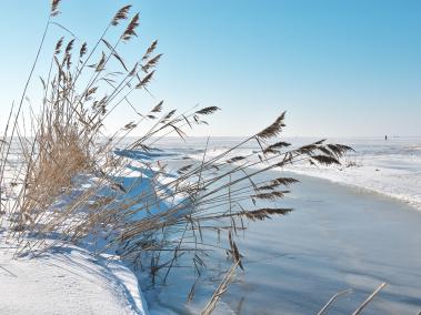 Gefrorener See bei blauem Himmel